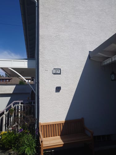 Customer photo review of Edelstahl-Hausnummer, mit 3D Effekt, Rückwand pulverbeschichtet in RAL7016, Frontblende in Edelstahl