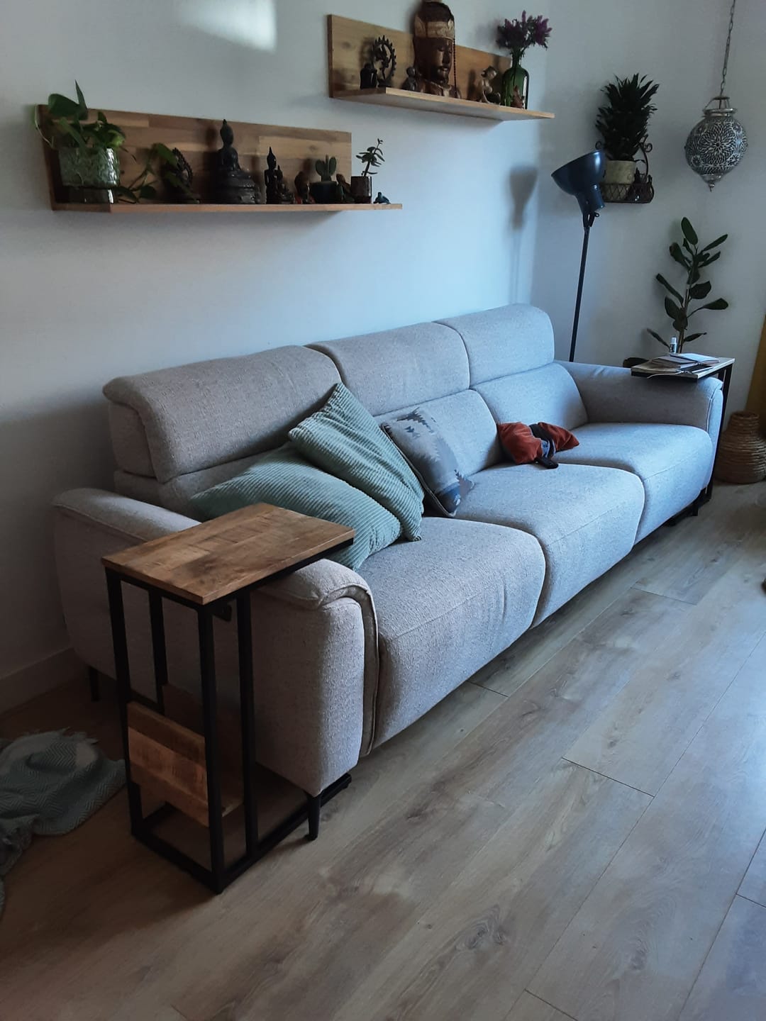 Customer photo review of Bijzettafel voor over de bank | Mangohout en Staal | 45x29x69cm