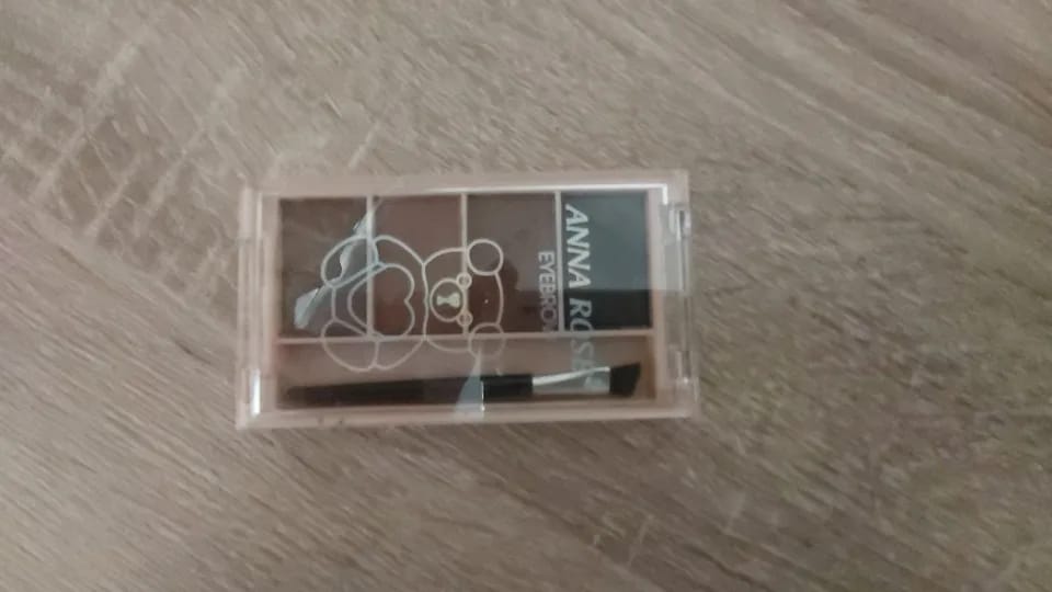 Customer photo review of A set of 4-color eyebrow powder trays with brushes in gray and brown matte tones for long-lasting color rendering, filling and s