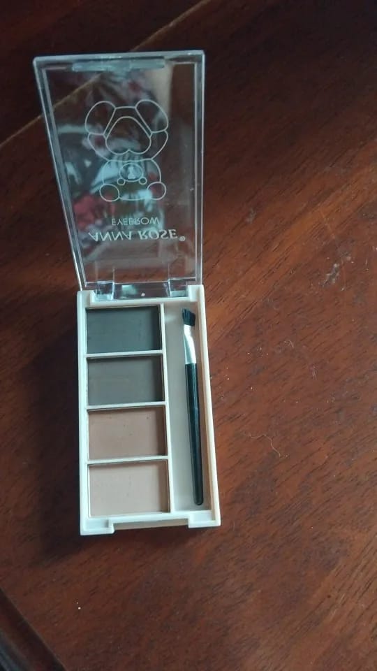 Customer photo review of A set of 4-color eyebrow powder trays with brushes in gray and brown matte tones for long-lasting color rendering, filling and s