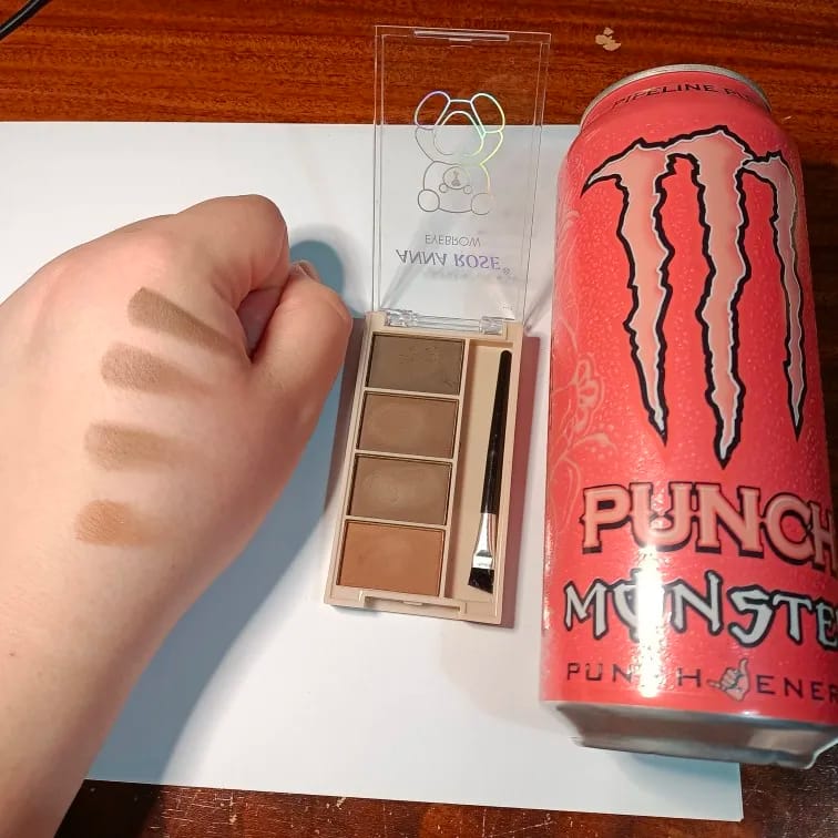 Customer photo review of A set of 4-color eyebrow powder trays with brushes in gray and brown matte tones for long-lasting color rendering, filling and s
