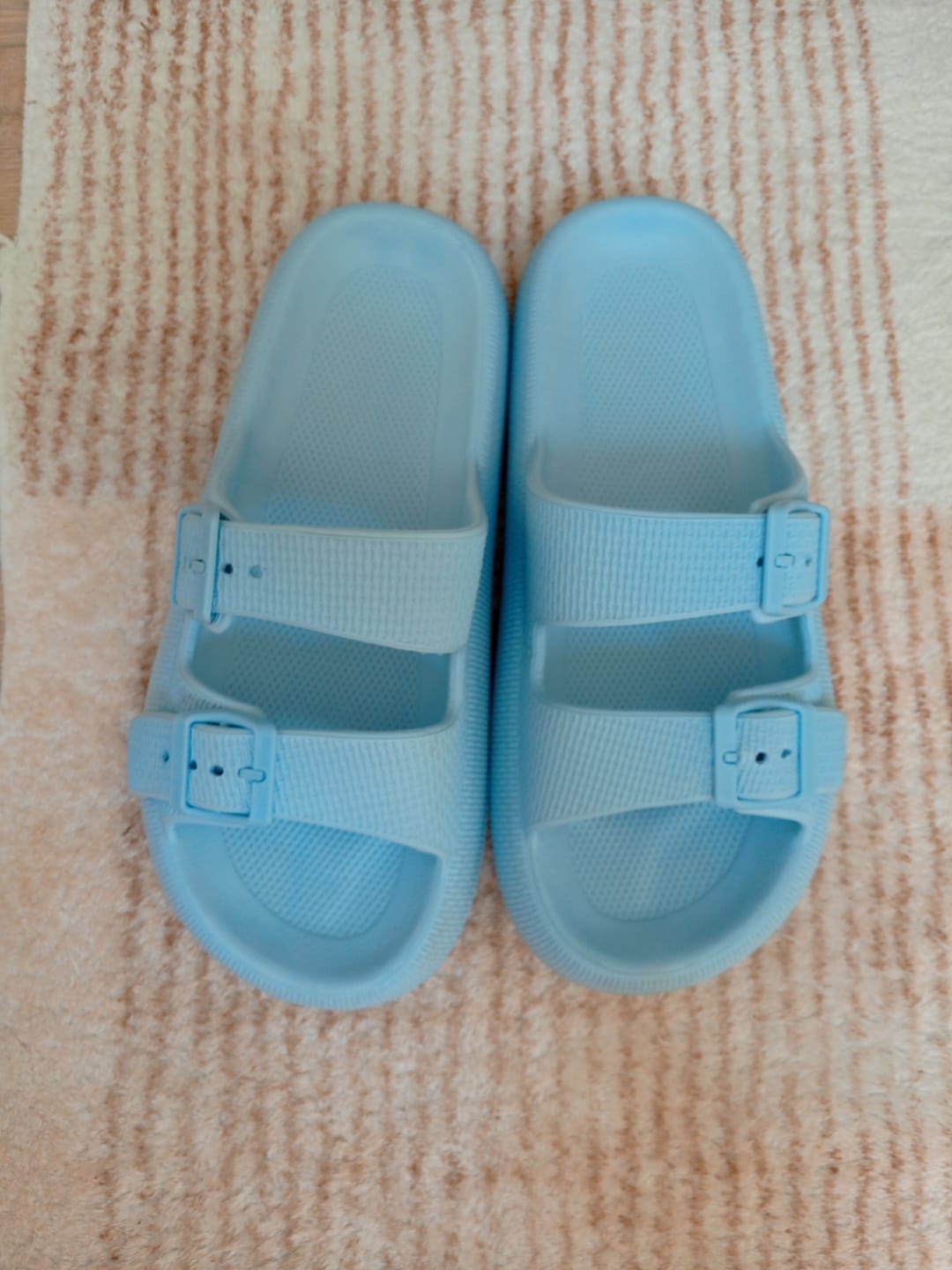 Customer photo review of Poofs Breeze women
