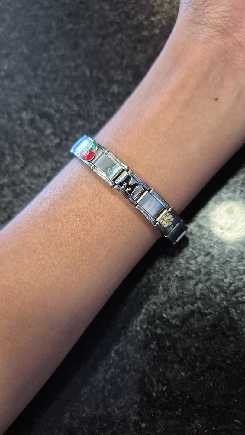 Customer photo review of Charm Inicial Negra