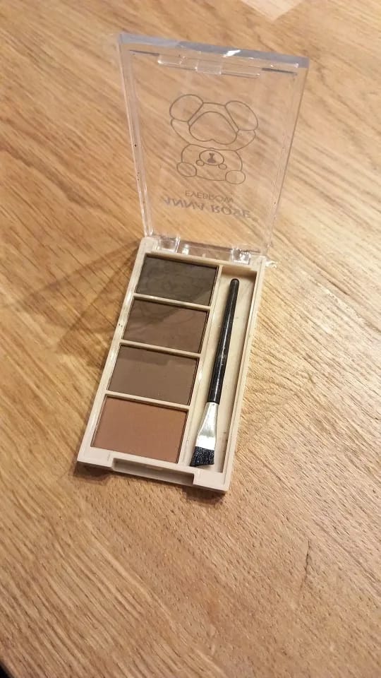 Customer photo review of A set of 4-color eyebrow powder trays with brushes in gray and brown matte tones for long-lasting color rendering, filling and s