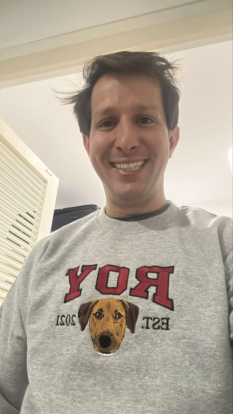 Customer photo review of 🐾 College con bordado hiper-realista 🧵