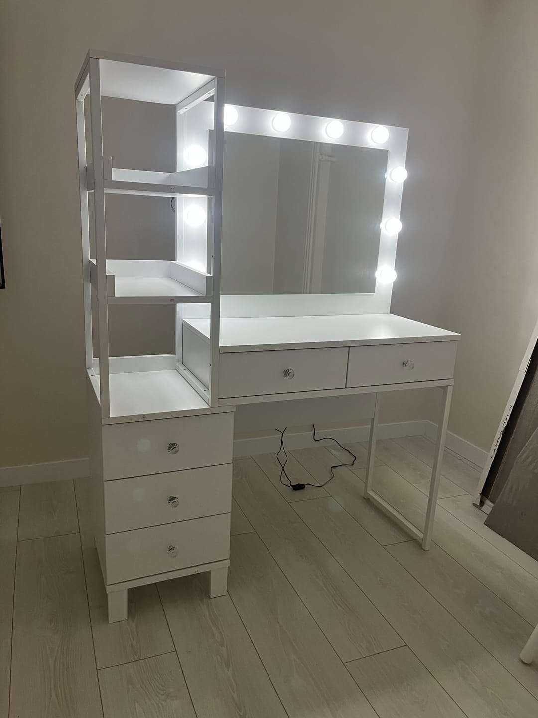 Customer photo review of Rani BJ155 Makyaj Masası 5 Çekmeceli Raflı Işıklı Aynalı Takı Düzenleyici Puf Takım Beyaz