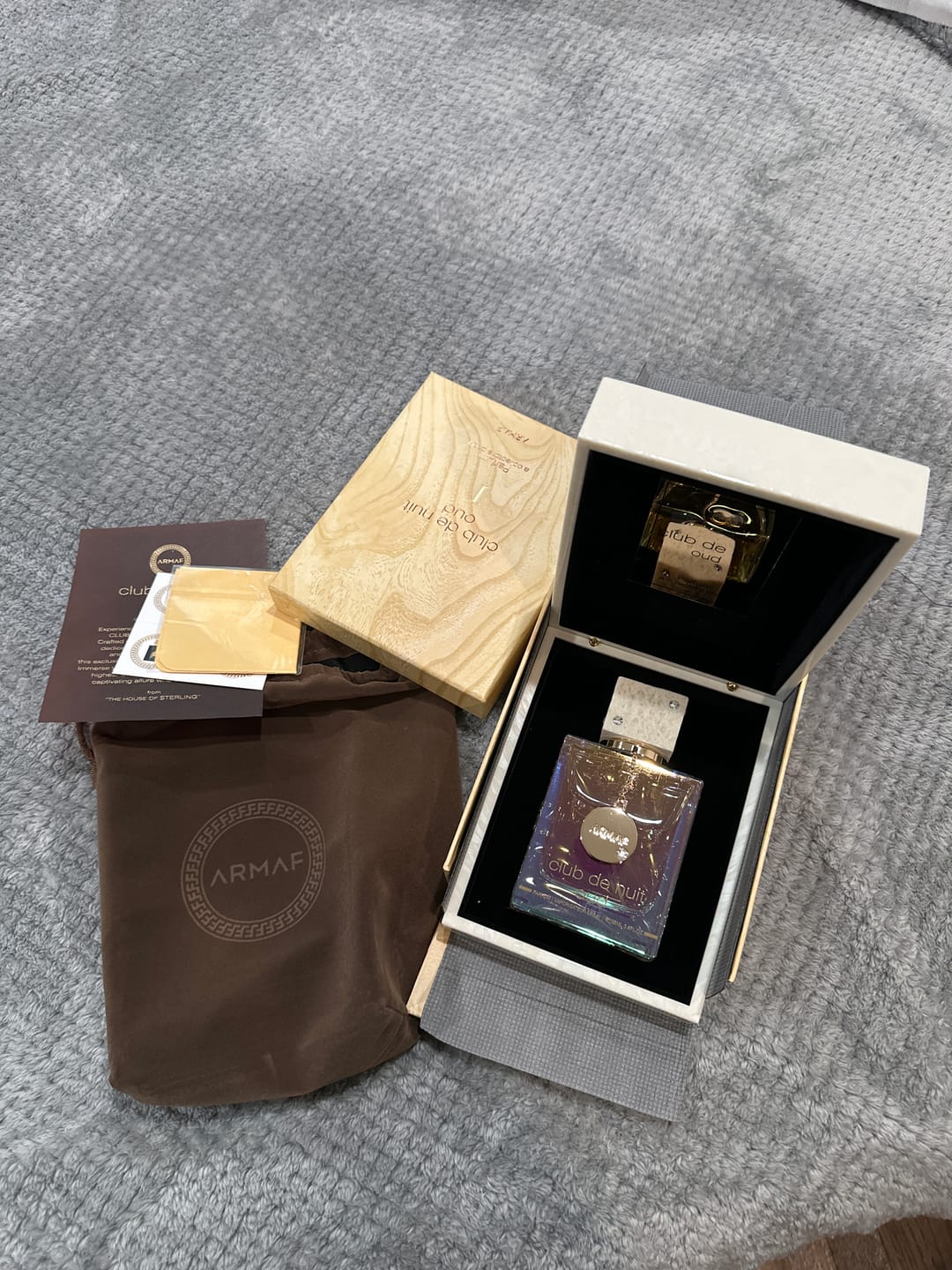 Customer photo review of Armaf Club de Nuit Oud Eau de Parfum Spray Unisex 3.6 Oz