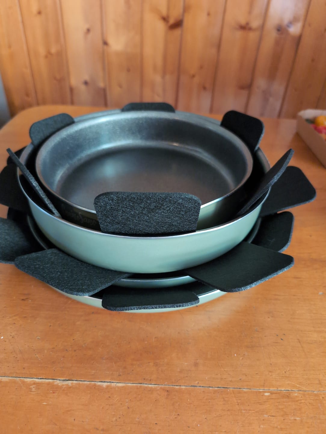 Customer photo review of Salvapentola antigraffio. Perfetti per proteggere pentole e padelle antiaderenti, 5 pezzi
