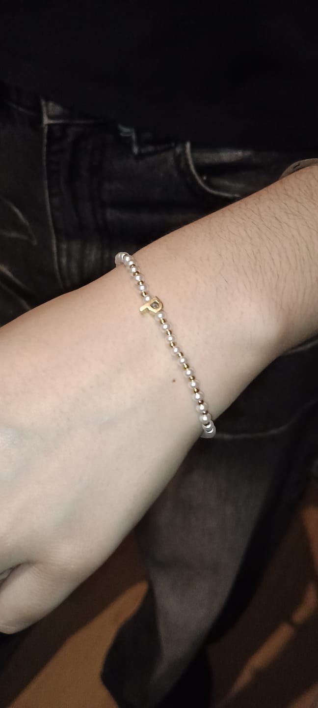 Customer photo review of Pulsera Inicial Con Perlitas y Bolitas Doradas