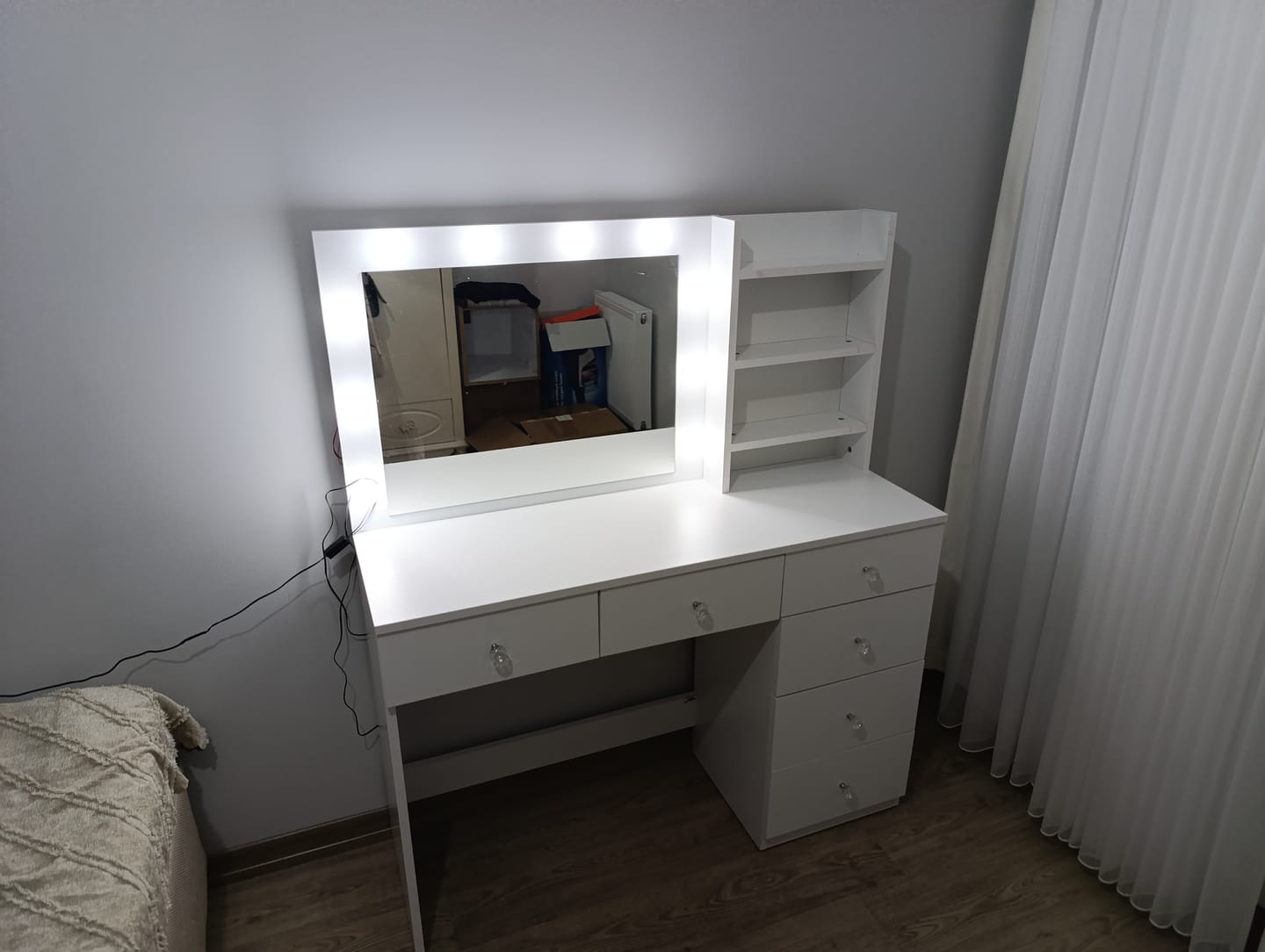 Customer photo review of Rani BJ127 Hollywood Işıklı Aynalı Kulis Makyaj Masası 6 Çekmeceli Takı Düzenleyici Beyaz
