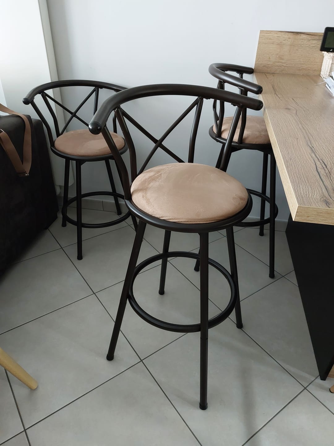 Customer photo review of Lot de 2 tabourets de bar industriels pivotants avec dossier en tissu marron - HAILEY 29