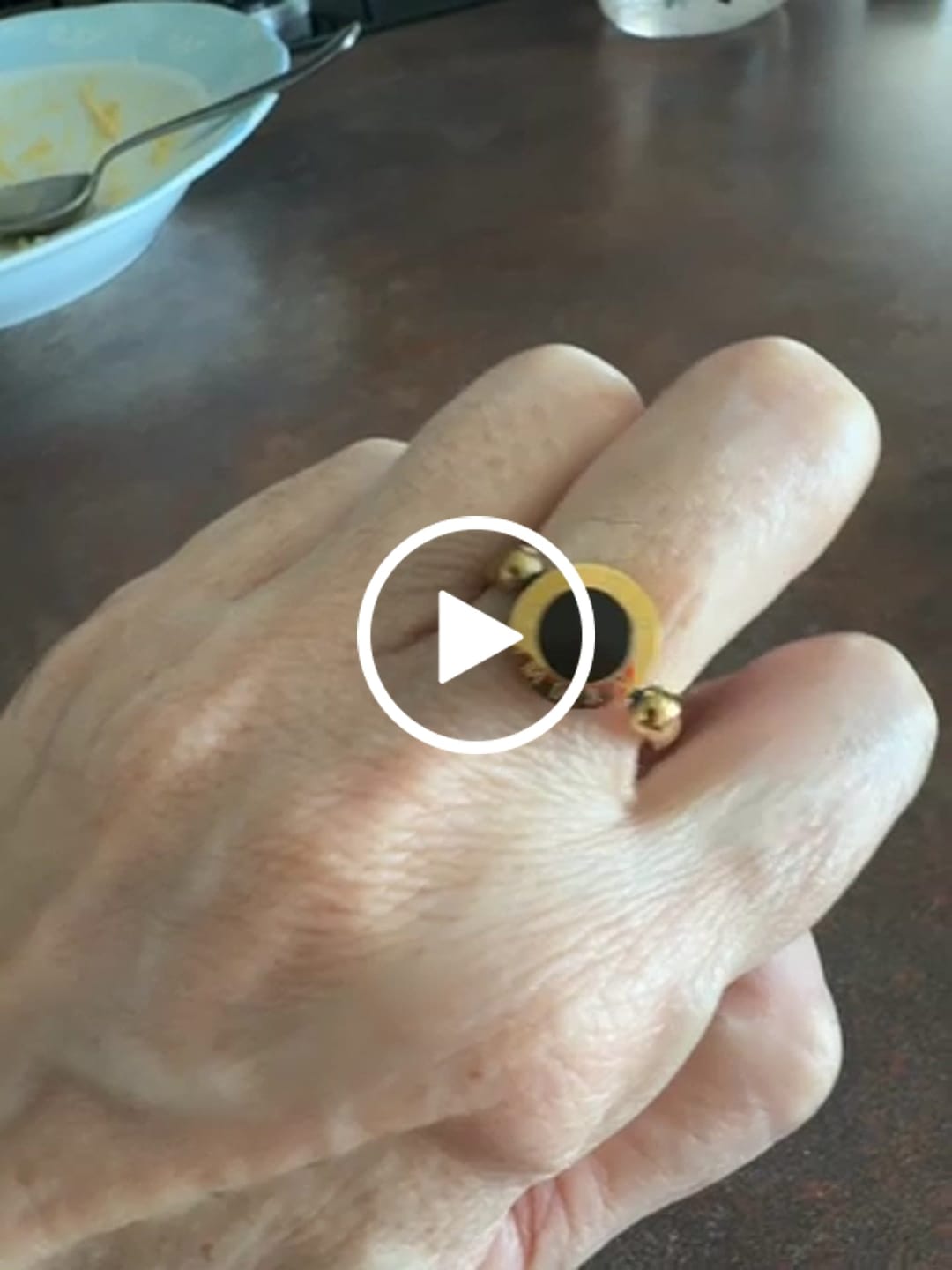 Customer video review of Anel Giratório Numeral Romanos Banhado em Ouro 18K