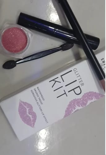 Customer photo review of Pretty Glitter Lip Kit