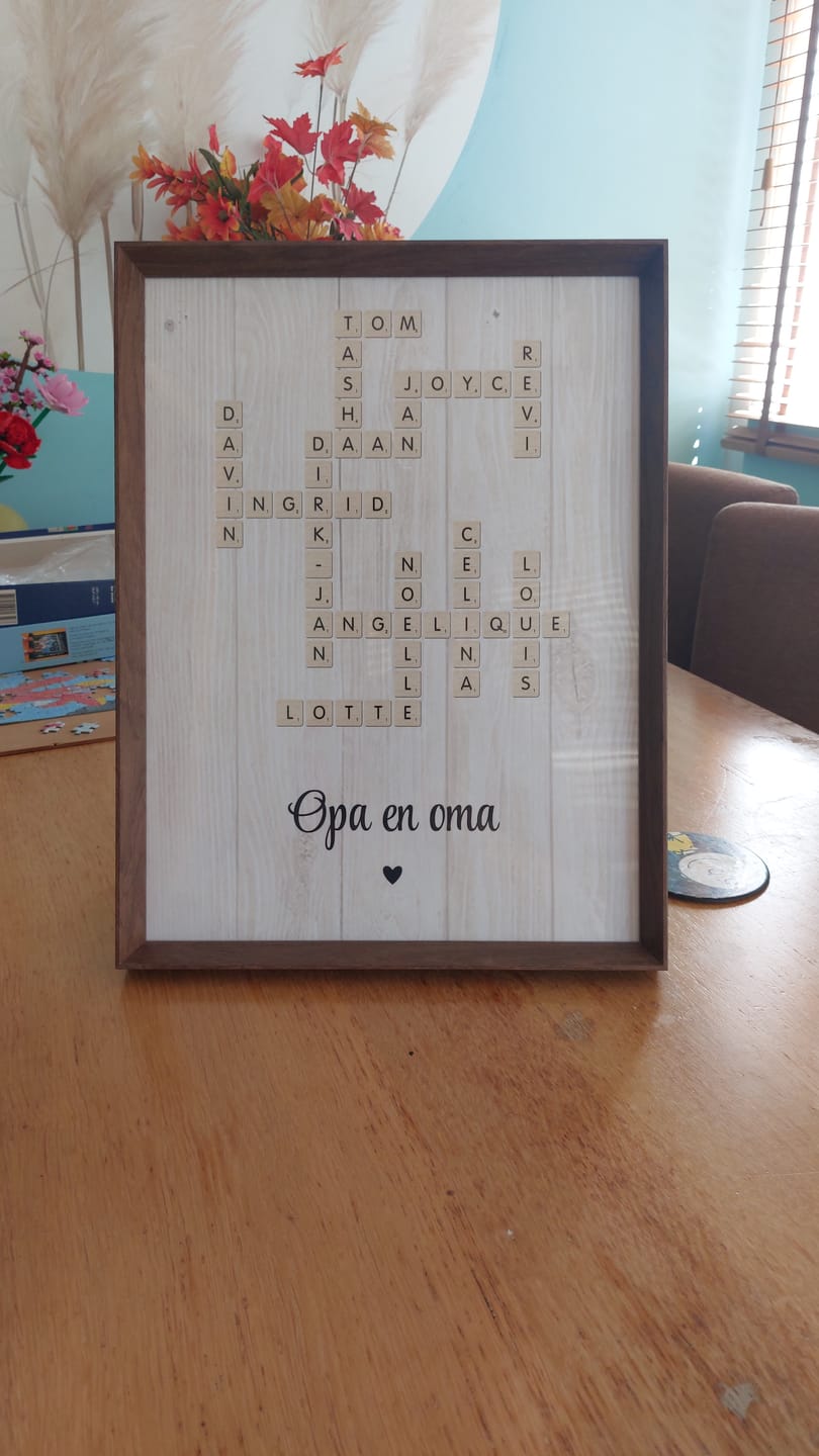 Customer photo review of Scrabble - Gepersonaliseerde familieposter met namen in Scrabble-design