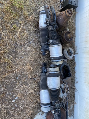 Customer photo review of 2004-2010 Volkswagen Touareg 4 Wheel Air Suspension Conversion Kit with Light Module (VB14FM)