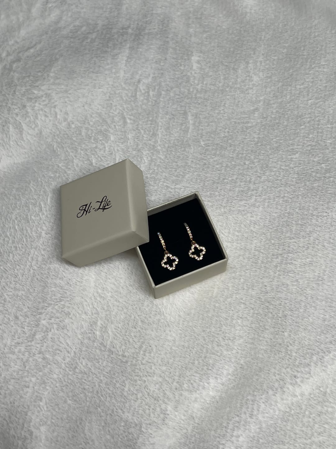Customer photo review of Pave Lucky Aura Huggie Ohrringe 14K Vergoldet