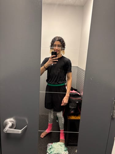 Customer photo review of Compression Sleeves V2 for Knees and Legs