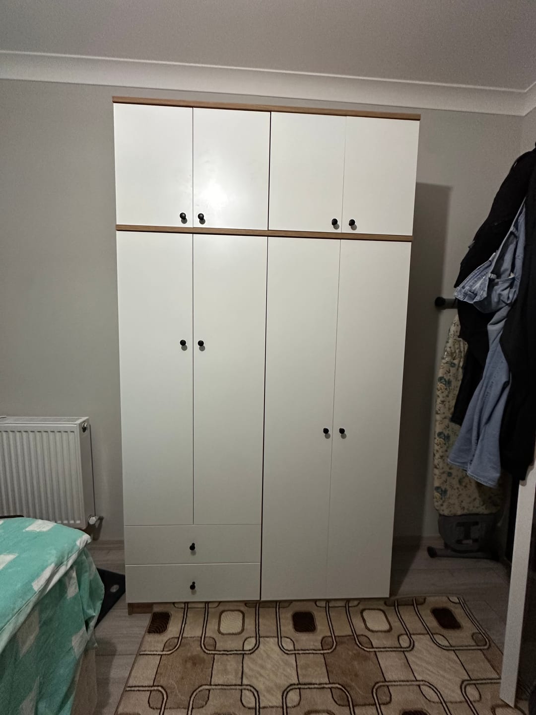 Customer photo review of Rani BA121 Geniş Gardırop Elbise Dolabı 8 Kapaklı 2 Çekmeceli 1 Raflı 2 Askılı Sepet Ceviz - Beyaz