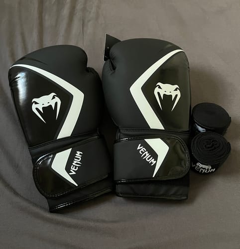 Customer photo review of כפפות איגרוף Venum Contender 2.0 Black-Grey-White