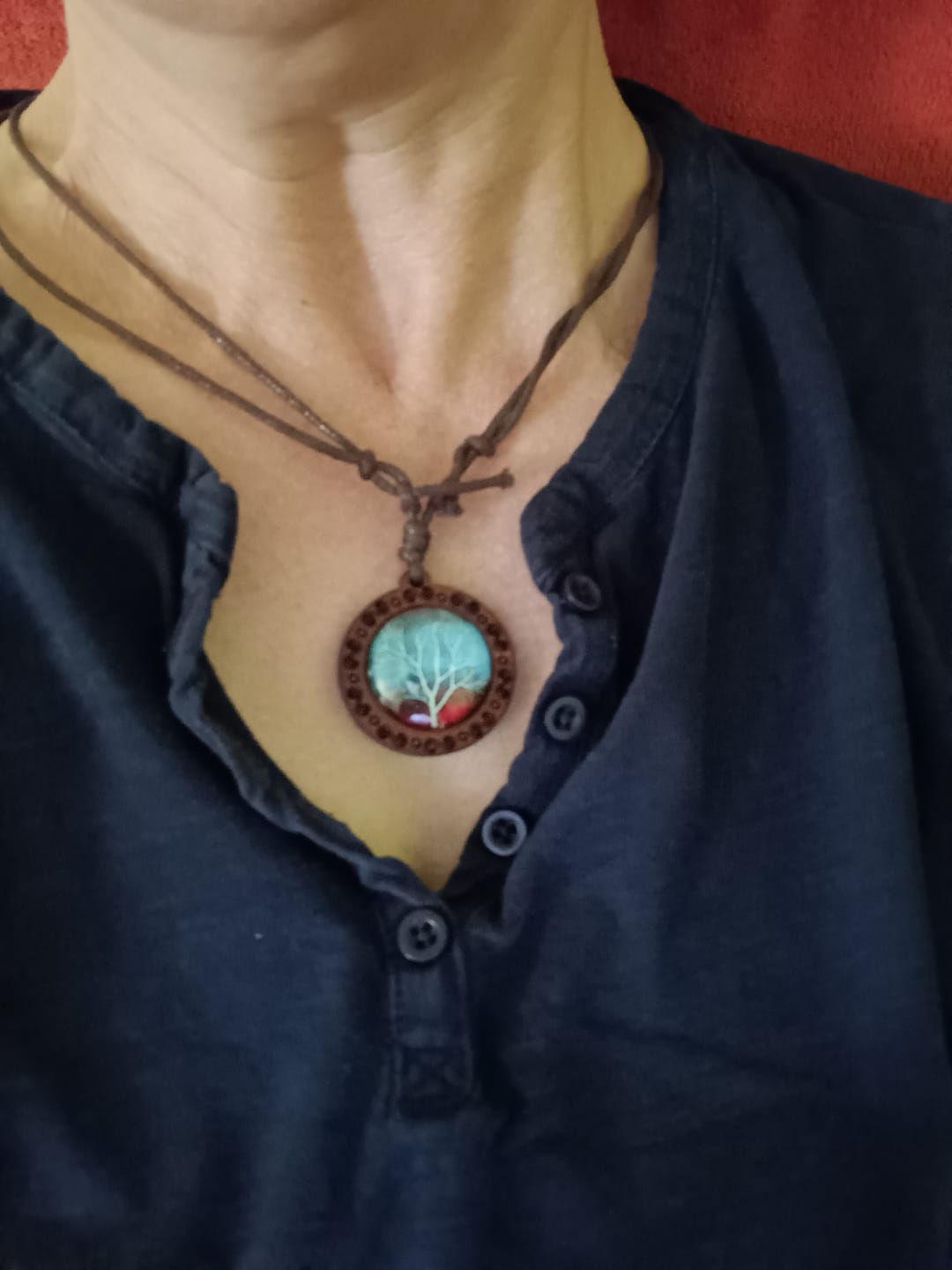 Customer photo review of Lebensbaum Halskette - Holz & Leder