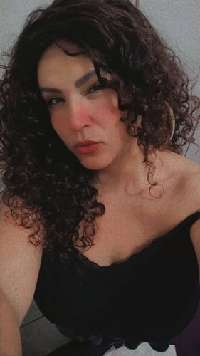 Customer photo review of Peruca Portia Castanha Cacheada