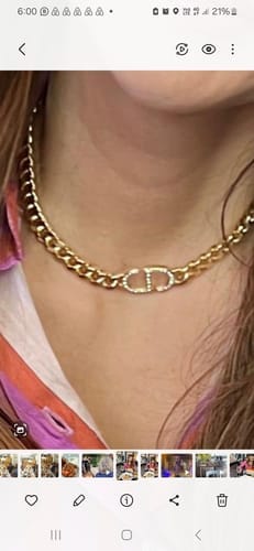 Customer photo review of CD GOLD-FINISH METAL SILVER CRYSTALS NECKLACE