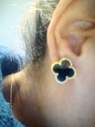 Customer photo review of CLOVER PEDANT ONYX NECKLACE