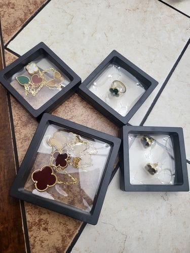 Customer photo review of CLOVER TIGER EYE CARNELIAN NECKLACE 6 MOTIF