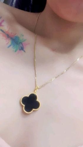 Customer photo review of CLOVER NECKLACE GOLD ONYX