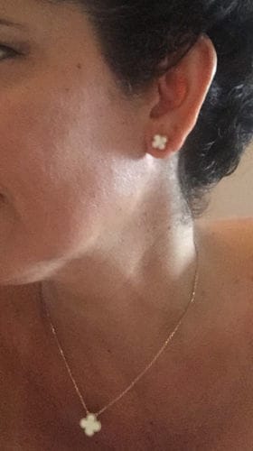 Customer photo review of CLOVER PEDANT WHITE MOP NECKLACE