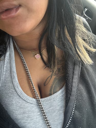 Customer photo review of CLOVER PEDANT PINK MOP GOLD NECKLACE