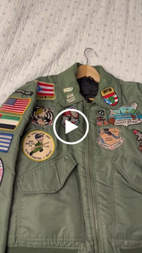 Customer video review of Airport Enamel Pin | SJU - Puerto Rico