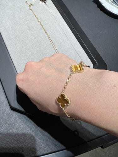 Customer photo review of CLOVER BRACELET 5 MOTIFS TIGER EYE
