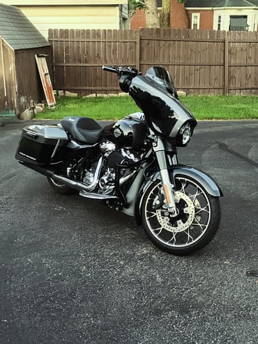 Customer photo review of HR3 Gauntlet  Gray Metallic / Vivid Black 21" Wrap Front Fender Fit For Harley Touring 2014-2023