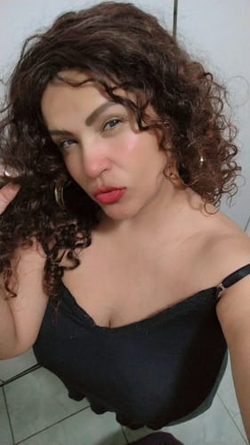 Customer photo review of Peruca Portia Castanha Cacheada