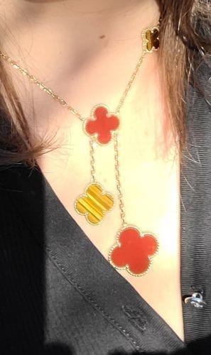 Customer photo review of CLOVER TIGER EYE CARNELIAN NECKLACE 6 MOTIF