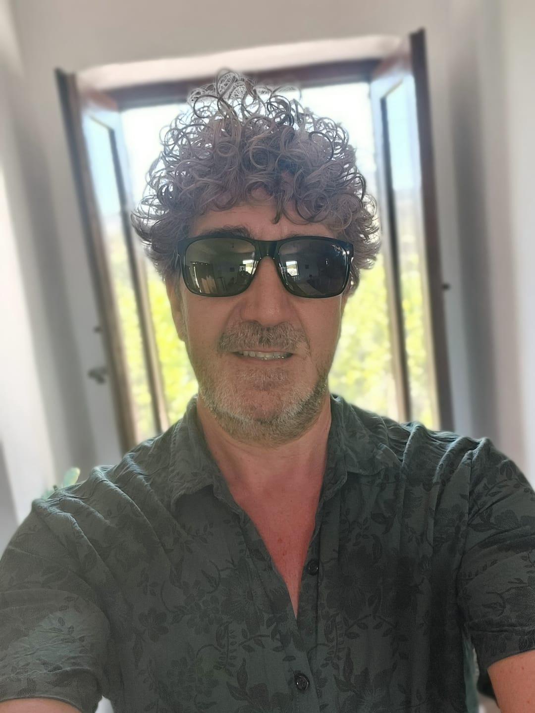 Customer photo review of Herren Retro Urlaubs 70er Blumenmuster Kurzarmhemd