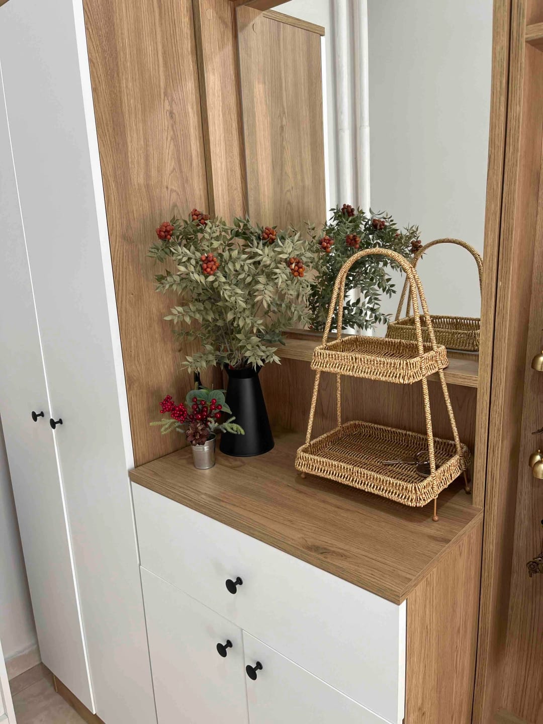 Customer photo review of Rani P6 Modern Çekmeceli Aynalı Raflı Portmanto Ayakkabılık Vestiyer Sepet Ceviz - Beyaz M2