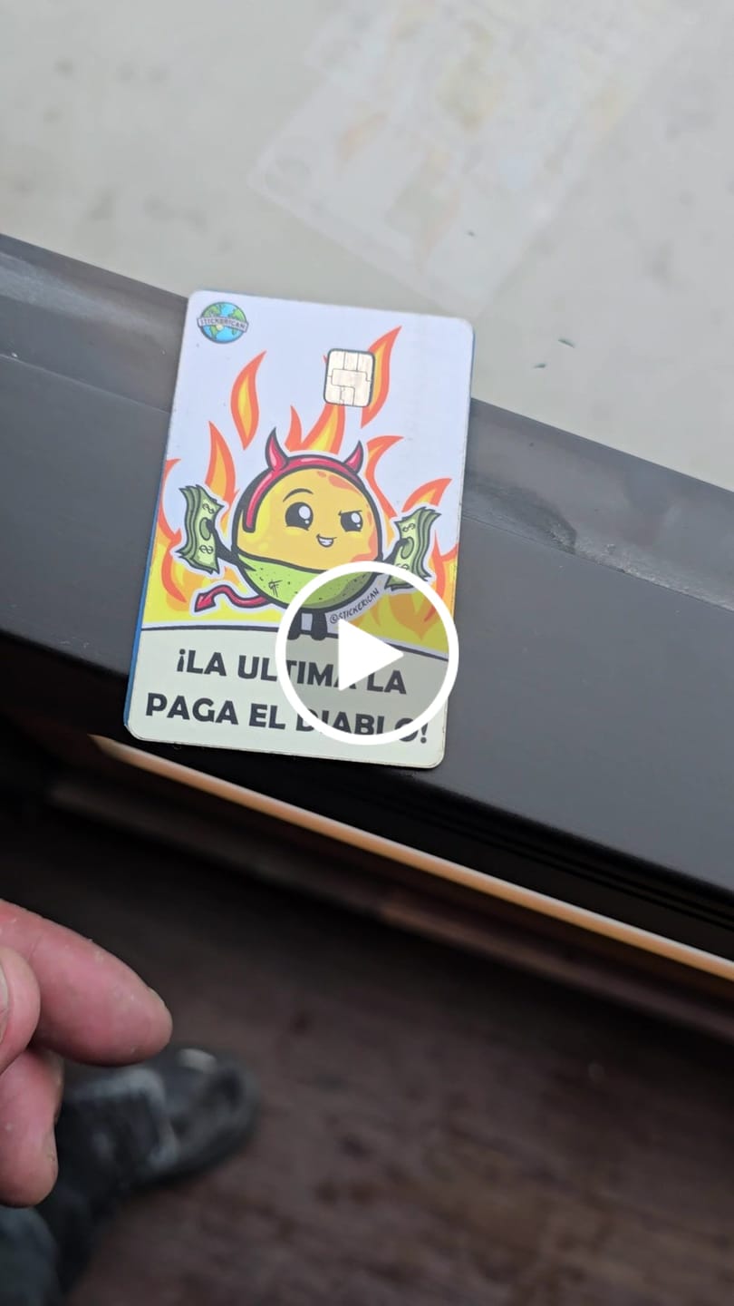 Customer video review of La Última La Paga el Diablo - Sticker para Tarjeta de Crédito