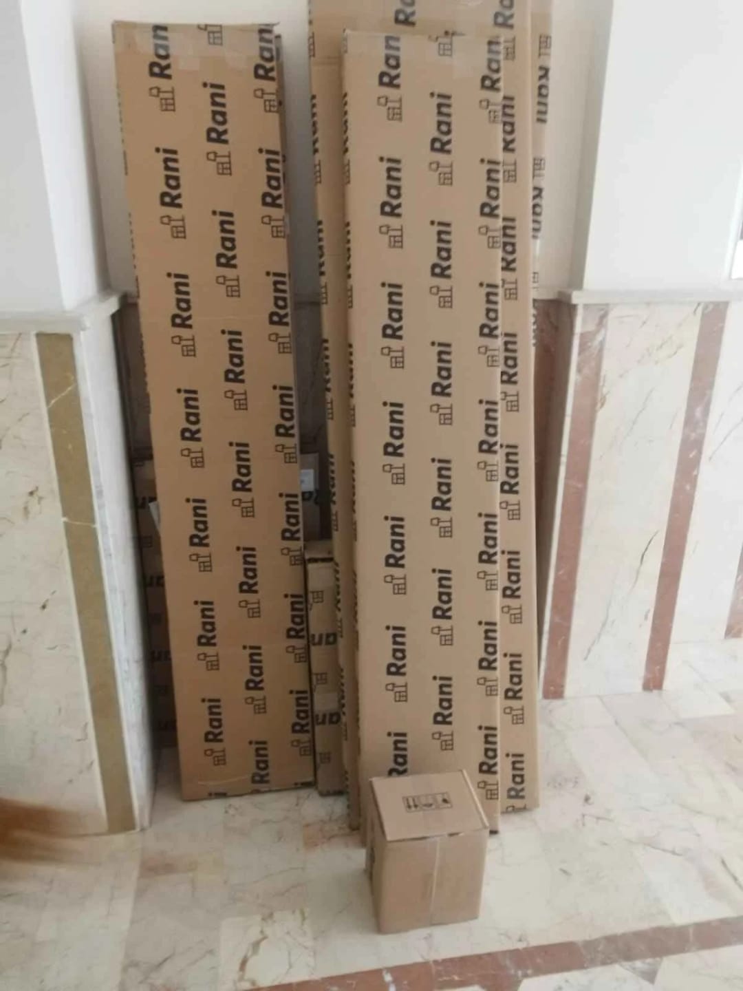 Customer photo review of Rani BA114 Geniş Gardırop Elbise Dolabı 6 Kapaklı 16 Raflı 2 Askılı Sepet Ceviz - Beyaz