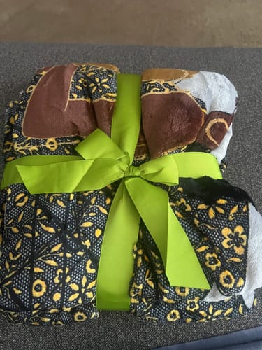 Customer photo review of Luxe Sherpa Fleece Throw Blanket