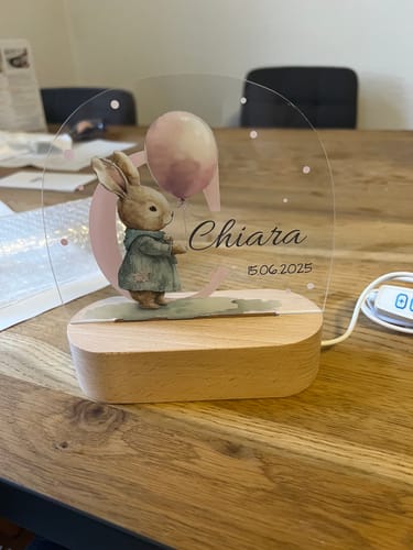 Kundenbewertung mit Foto zu Personalized Night Light - Initial Animals - Personalized with Name & Date - Kids - LED Acrylic - Birthday Gift - Boys Girls - Motiv: Hase, Personalization: Chiara , 15.06.2025