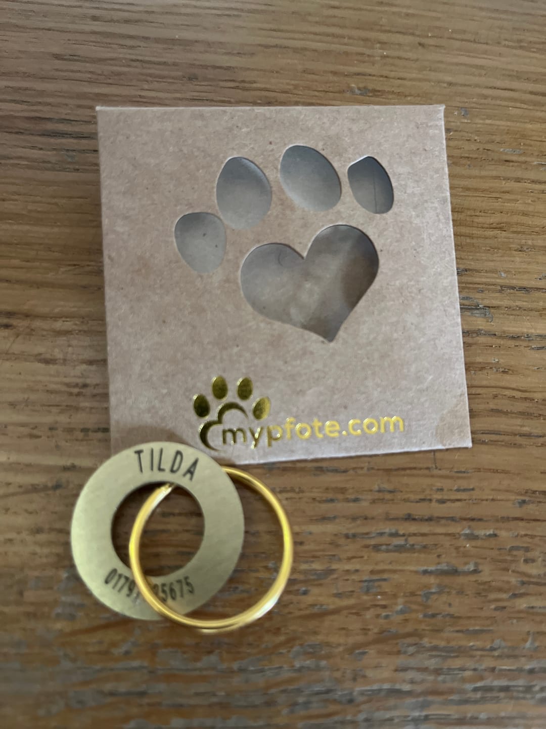 Customer photo review of Ringförmige Hundemarke mit Gravur Messing gebürstet, 30mm