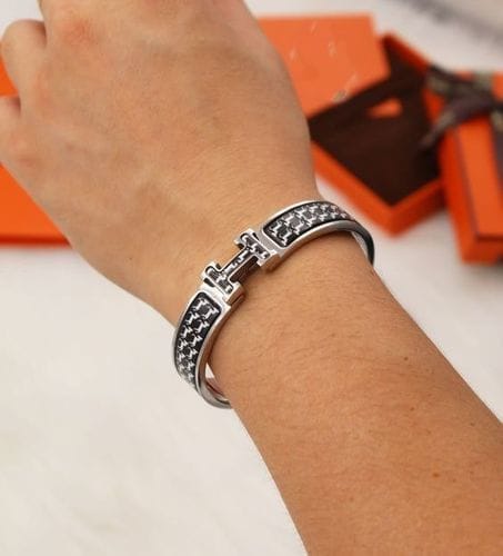 Customer photo review of H HORSE BRACELET 12MM