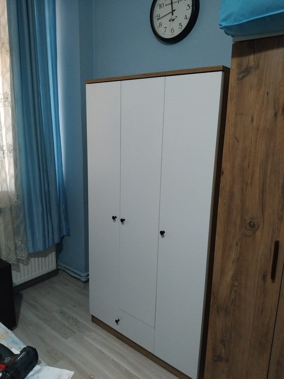 Customer photo review of Rani BA117 Gardırop Elbise Dolabı 3 Kapaklı 1 Çekmeceli 6 Raflı 1 Askılı Sepet Ceviz - Beyaz