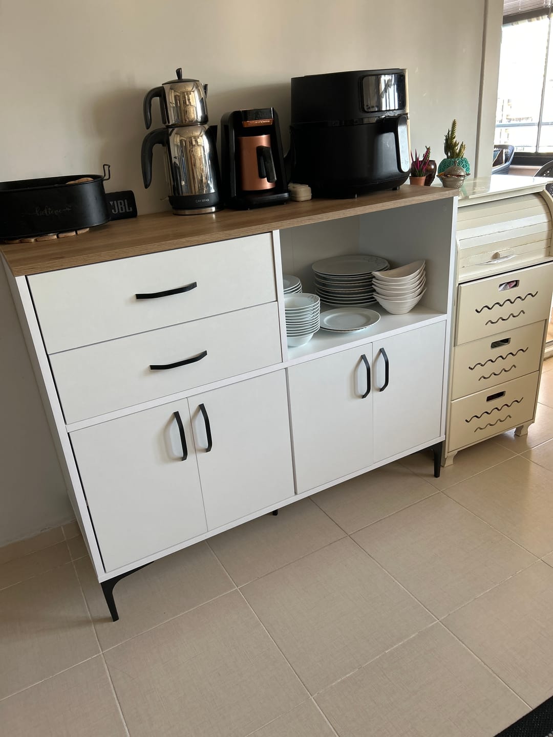 Customer photo review of Rani JE206 Kahve Köşesi Çok Amaçlı Dolap 4 Kapaklı 2 Çekmeceli Kiler Mutfak Dolabı Beyaz - Sepet Ceviz