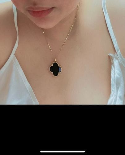 Customer photo review of CLOVER NECKLACE GOLD ONYX