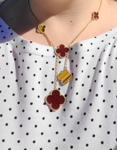 Customer photo review of CLOVER TIGER EYE CARNELIAN NECKLACE 6 MOTIF