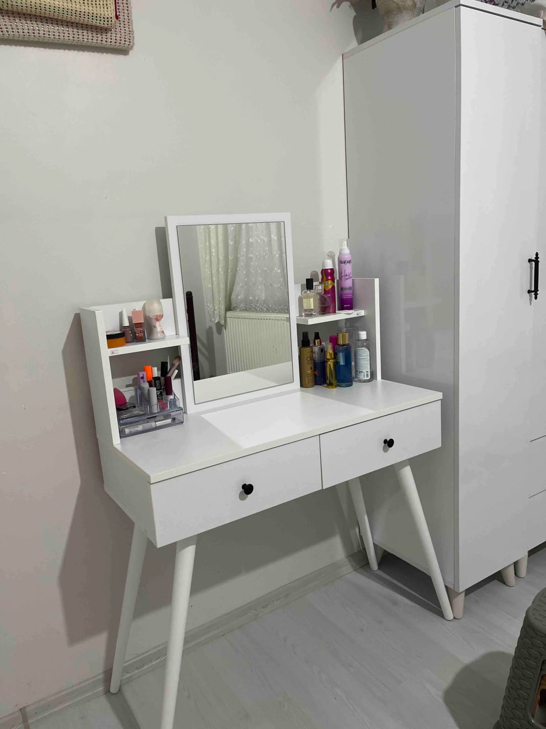 Customer photo review of Rani BJ102 Makyaj Tuvalet Masası 2 Çekmeceli Raflı Aynalı Takı Düzenleyici Beyaz