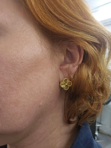 Customer photo review of VINTAGE CLOVER EARRINGS GOLD